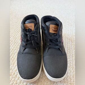 Levi’s Big Kids high top  Canvas Denim Sneakers Size 6
Style # 537925F17